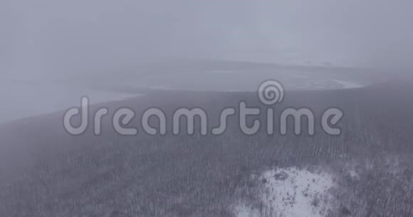 雾中的一个大湖空中摄影视频的预览图
