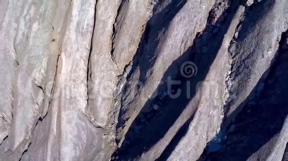 石英岩山的鸟瞰图视频的预览图