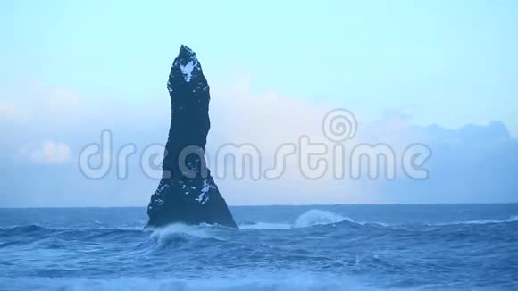 冰岛维克附近黑色沙滩上的玄武岩岩石视频的预览图
