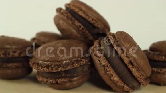 美味的巧克力杏仁饼在木桌上旋转视频的预览图