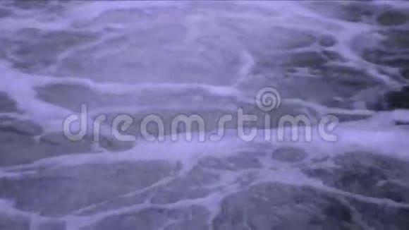 在瀑布附近翻腾的水视频的预览图