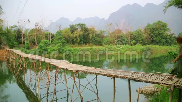 游客女孩在竹桥上散步越南老挝视频的预览图