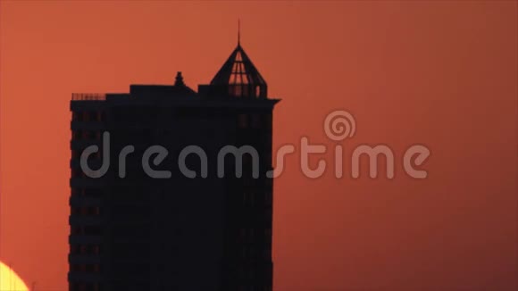 日出时的摩天大楼视频的预览图