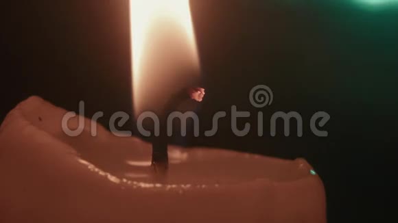 燃烧蜡烛圣诞夜的气氛视频的预览图