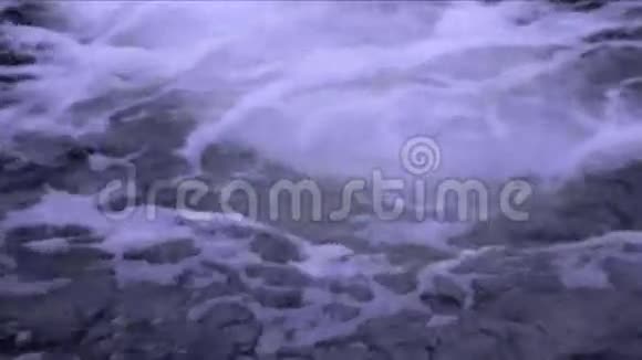 在瀑布附近翻腾的水视频的预览图