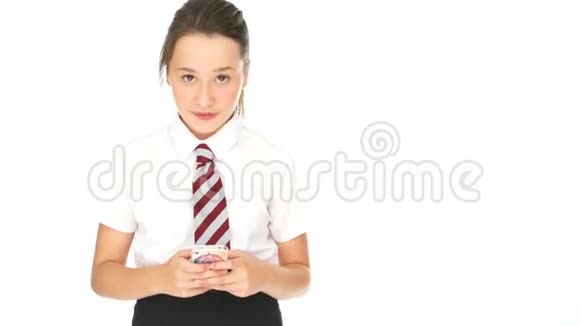 女生用手机发短信视频的预览图