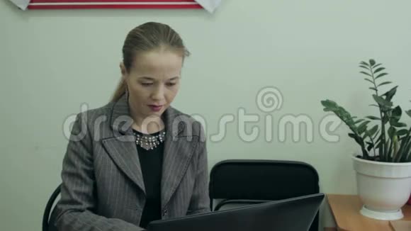 漂亮的商务女性在办公室视频的预览图