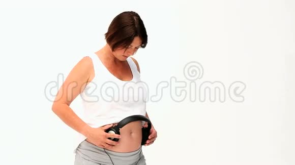 孕妇让她未来的宝宝听音乐视频的预览图