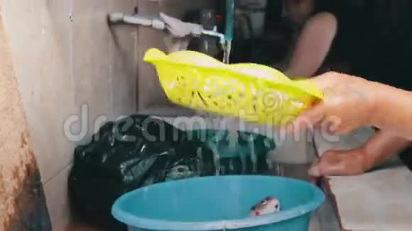 吃鱼清洁鱼用水龙头冲洗鱼水视频的预览图