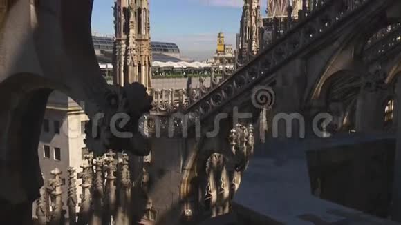 晴天多摩大教堂屋顶装饰侧景4k米兰意大利视频的预览图