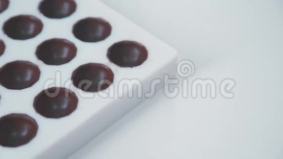 制作巧克力的糖果形式视频的预览图