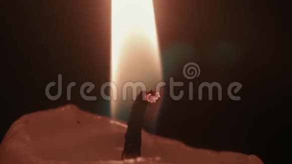 燃烧蜡烛圣诞夜的气氛视频的预览图