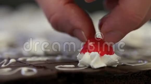 糖果手把樱桃放在奶油上视频的预览图