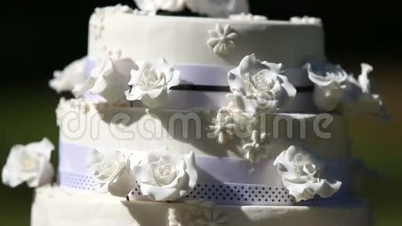 婚礼蛋糕和蛋糕馅饼视频的预览图
