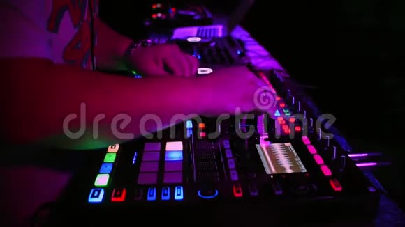 手DJ播放和混合音乐在专业音乐调音台视频的预览图