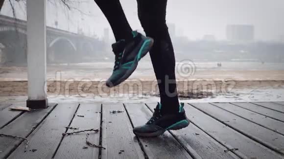 女人在跑步前热身慢跑视频的预览图
