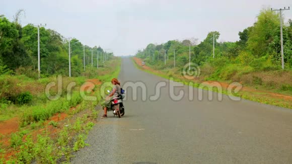 女孩在路上骑着摩托车去老挝视频的预览图