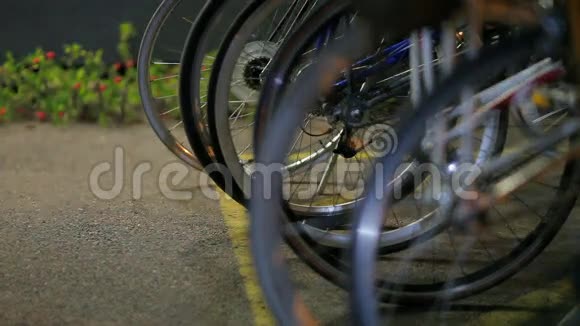 自行车停放在一排反射周围的光线视频的预览图