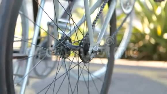 固定齿轮单速自行车停放在一排视频的预览图