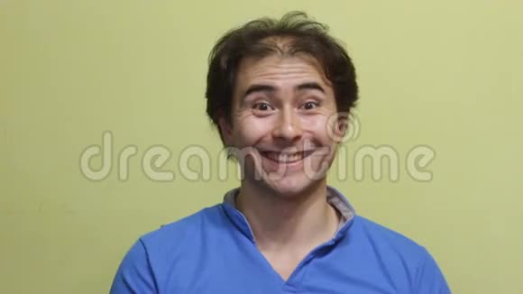 年轻快乐的男人剃头视频的预览图