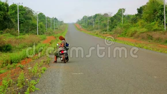 女孩在路上骑着摩托车去老挝视频的预览图