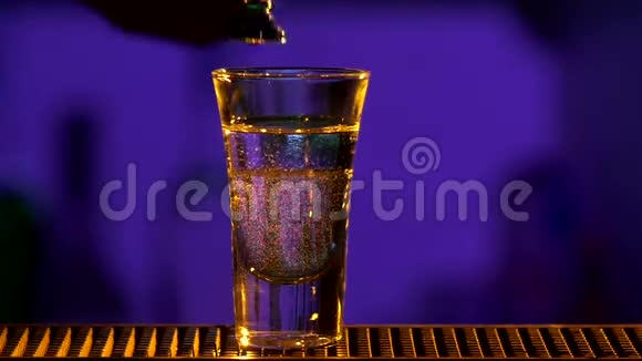 巴曼混合三种不同的酒精液体视频的预览图