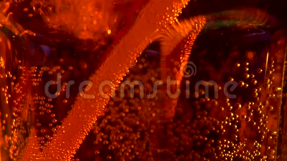红色鸡尾酒有飞溅气泡镜头特写视频的预览图