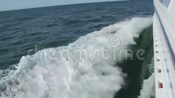 水溅在大船后面视频的预览图