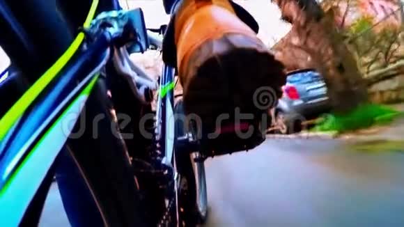 自行车骑士沿着城市街道前进视频的预览图