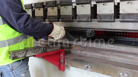 工人在大机器上弯曲金属板视频的预览图