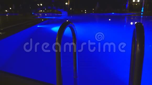 晚上好晚上酒店在照明游泳池的背景上视频的预览图