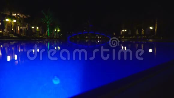 晚上好晚上酒店就在照明游泳池的背景上视频的预览图