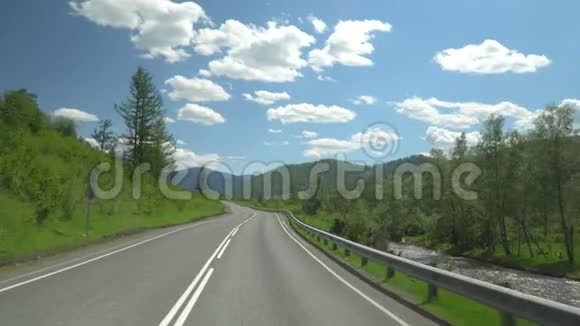 美丽的山路相机的移动蓝天和云彩视频的预览图