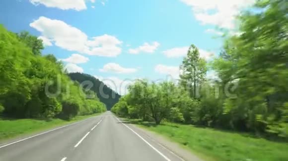 美丽的山路相机的移动蓝天和云彩视频的预览图