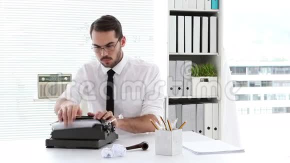 一个在办公桌前打打字机的商人视频的预览图