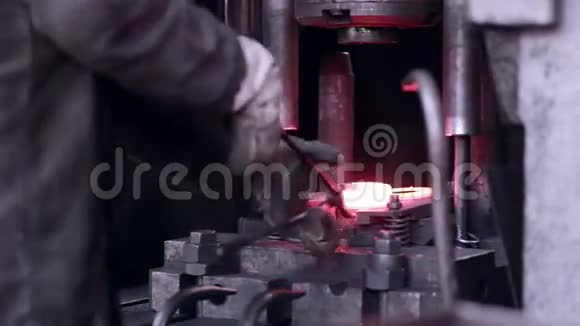 工业厂房内锻钢机视频的预览图
