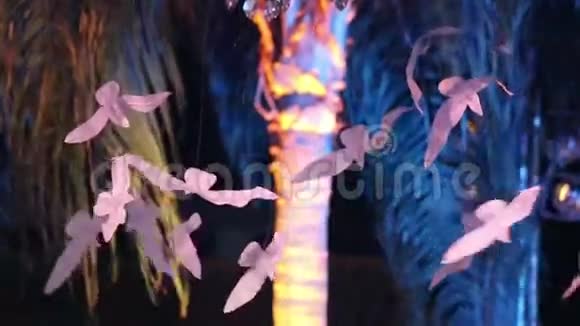 粉红纸鸟婚礼装饰视频的预览图