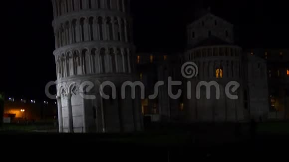 夜间照明著名比萨塔和杜莫入口前全景4k意大利视频的预览图