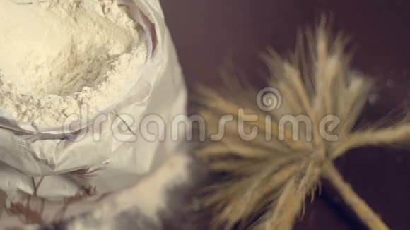 白小麦粉袋烘焙健康营养视频的预览图
