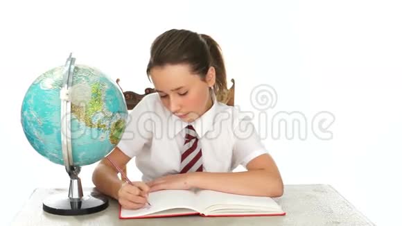女生在地理课上写笔记视频的预览图