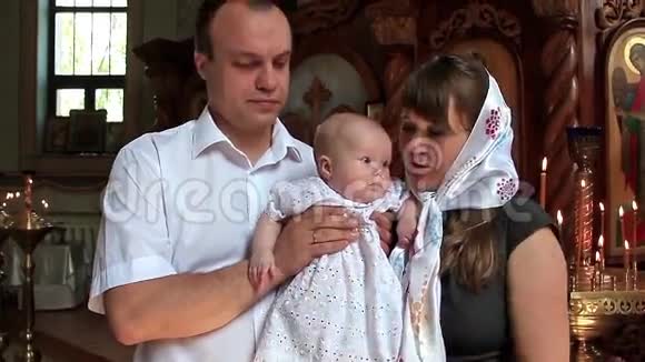 母亲和父亲带着孩子离开了东正教教堂视频的预览图