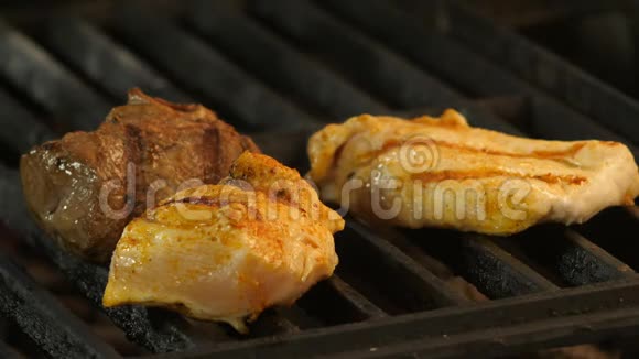烤肉两个鸡片或火鸡肉与烤印和小牛肉是混合烤宏观摄影视频的预览图