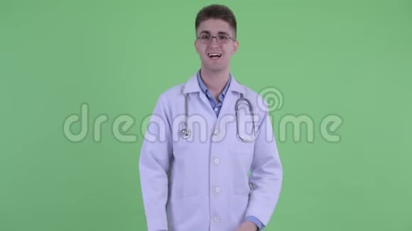 快乐的年轻人医生呈现了一些东西视频的预览图