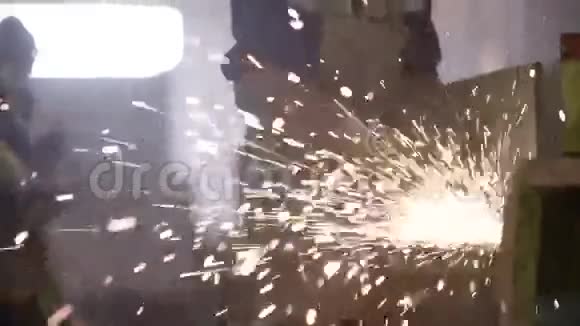 工业车间仓库金属零件使用工业磨床的工人视频的预览图