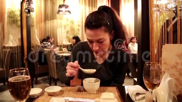 在日本餐馆吃米索汤的女人视频的预览图