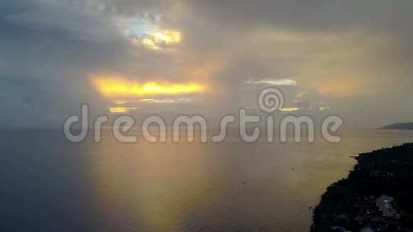 佩穆特兰从无人驾驶飞机石头海岸和山在日落印度尼西亚巴厘岛视频的预览图