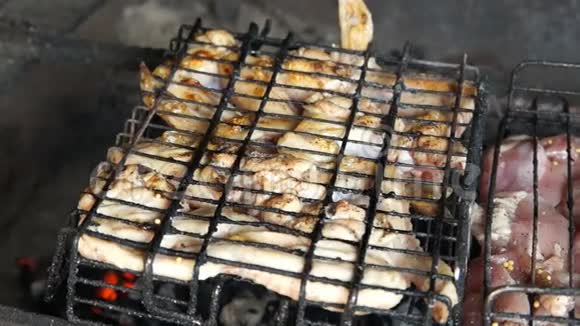 烧烤鸡肉在烤架上烤鸡烧烤架上煮鸡肉视频的预览图