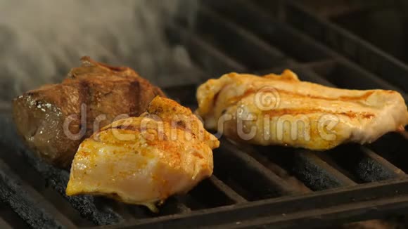 肉烤两个鸡片或火鸡肉与烤印和小牛肉是混合烧烤在背景视频的预览图