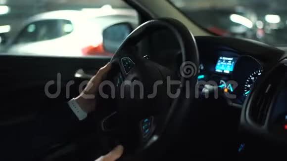 男子驾驶创新的自动驾驶汽车使用自动驾驶仪在街上停车视频的预览图