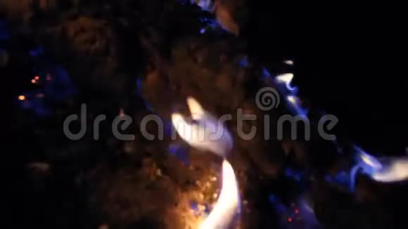 天然气在夜间燃烧视频的预览图